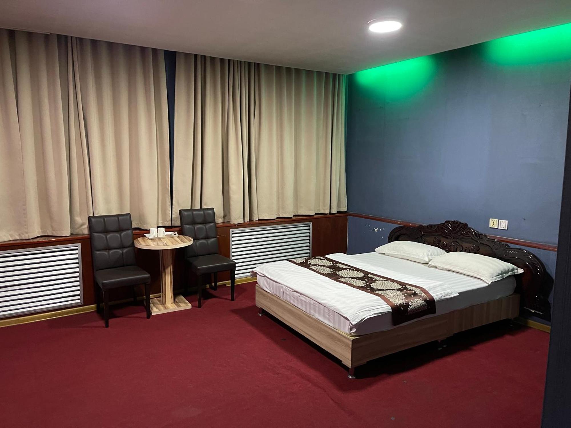 Golden Dragon Hotel Almaty Eksteriør billede